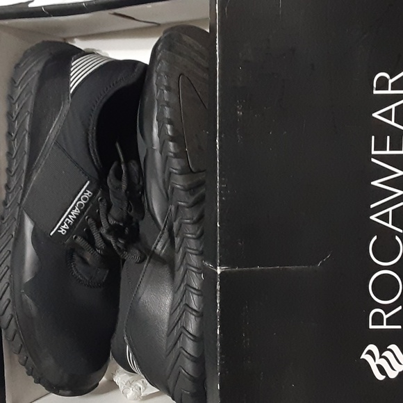A black size 11 rocawear walking shoe in good condition ready for the with box - Picture 5 of 6